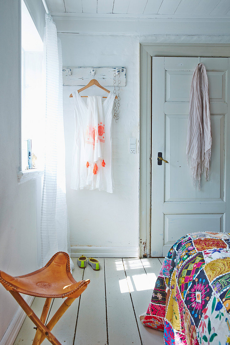 Sonnenlicht im ländlichen Schlafzimmer in Weiß