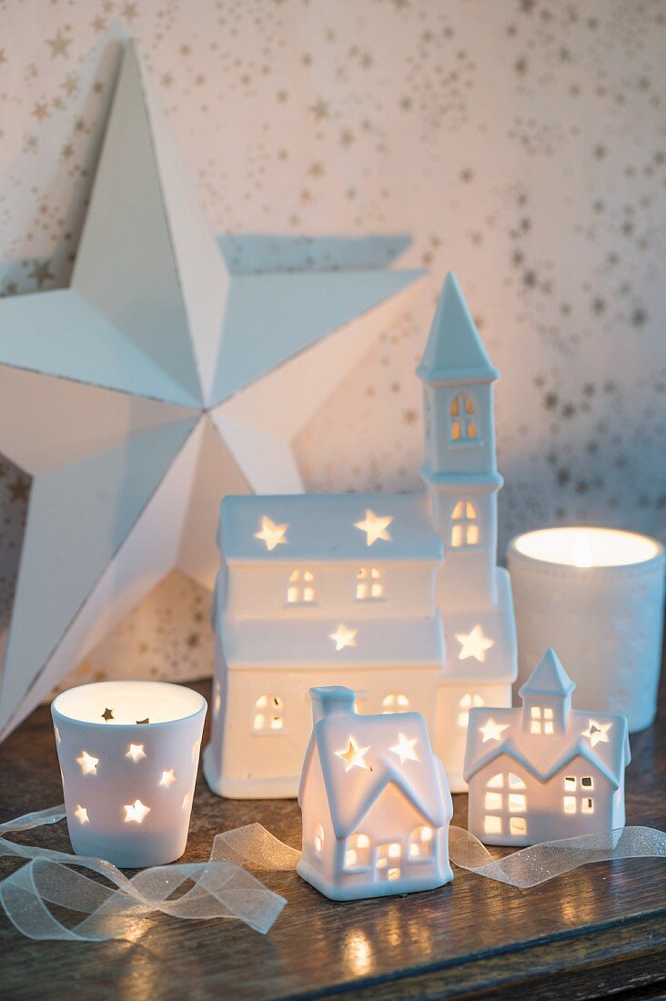 Lichterdorf aus beleuchteten Porzellanhäusern, im Hintergrund ein großer Stern