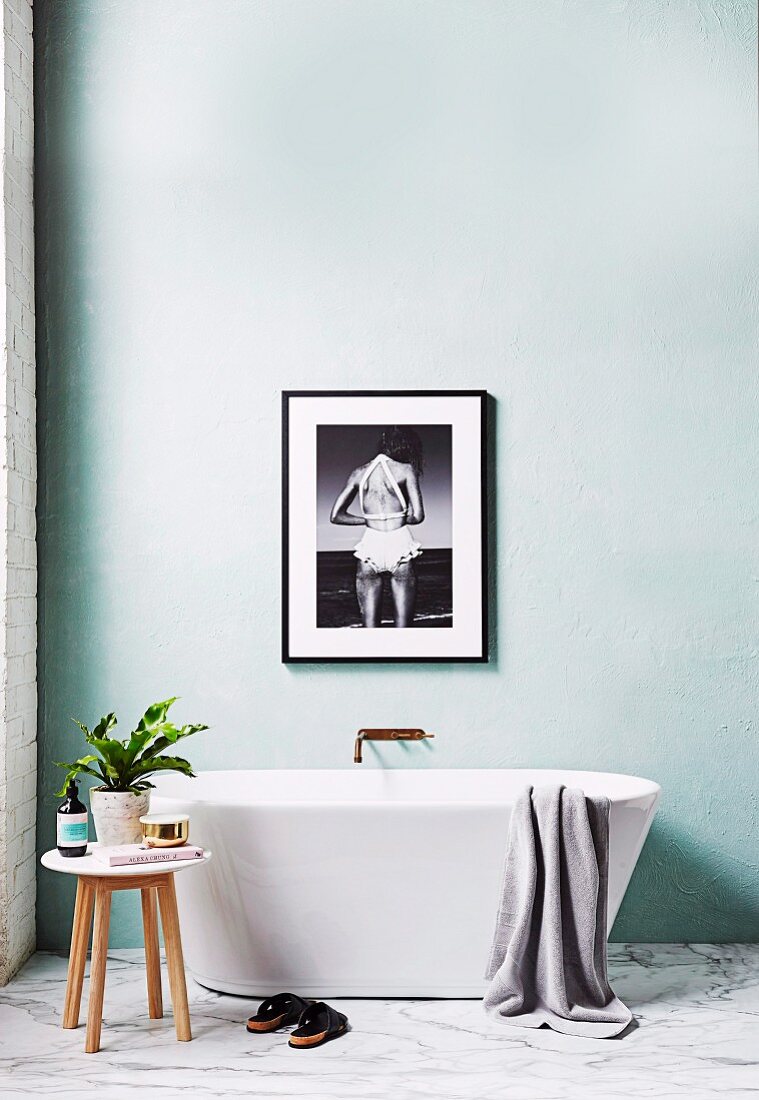 Plakatives Schwarz-Weiß-Foto über freistehende Badewanne auf Marmorboden
