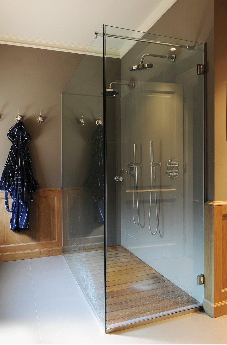 Doppeldusche mit moderner Glasabtrennung und Holzboden im Bad mit traditioneller Kassettenverkleidung und Fliesenboden