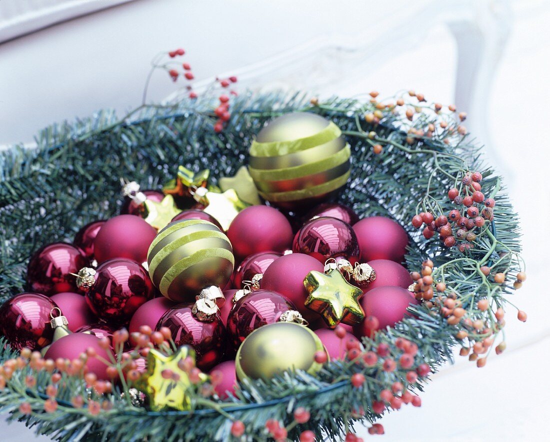 Weihnachtliche Dekoschale mit verschiedenen, glänzenden und matten Weihnachtskugeln