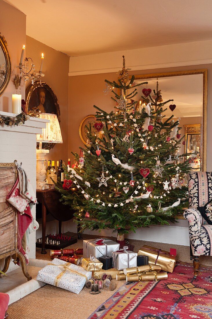Weihnachtsbaum im englischen Wohnzimmer