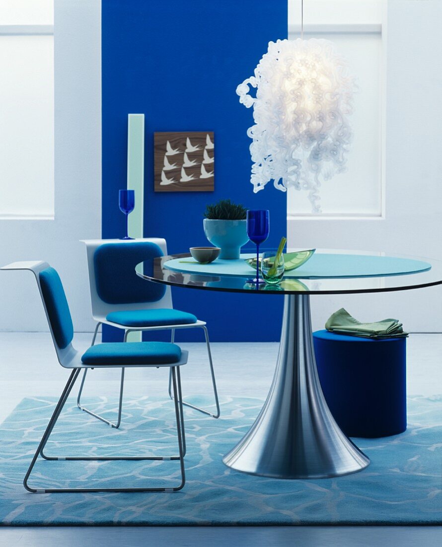 Esszimmer in Blautönen mit modernen Möbeln und blauer Wand