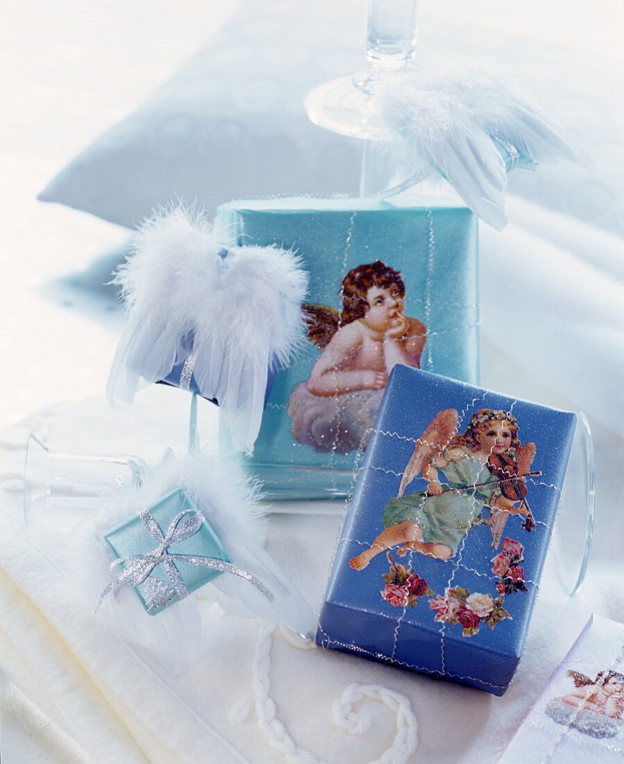 Blau verpackte Geschenke mit Glanzbild-Engeln und mit Bouillondraht