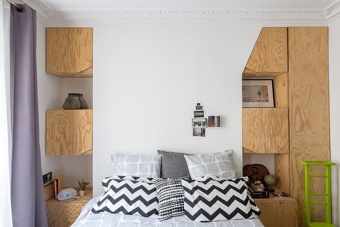 Schlafzimmer mit Einbauschränken aus Sperrholz