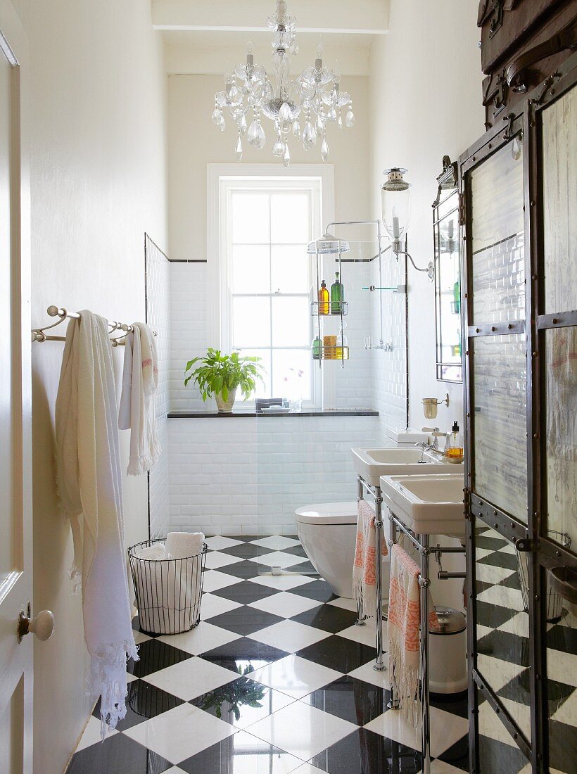 Schmales Bad mit glänzendem Schachbrettmusterboden, Waschbecken im Vintage Stil und Duschbereich