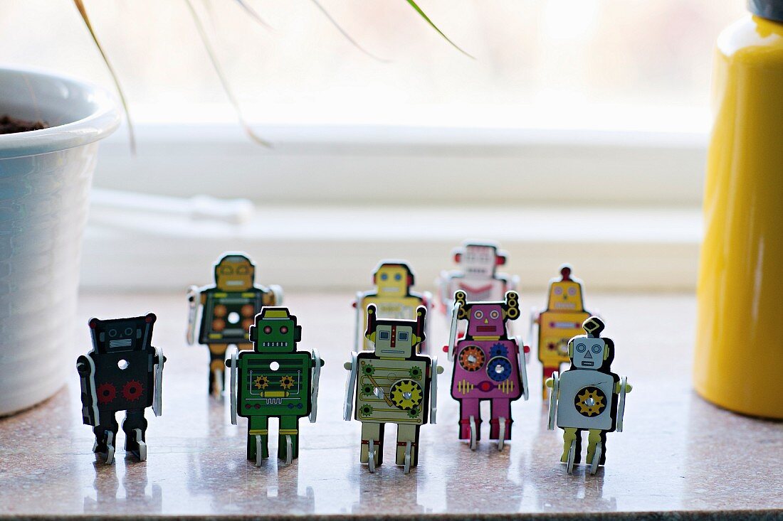 Miniatur Roboter Spielfiguren auf Fensterbank