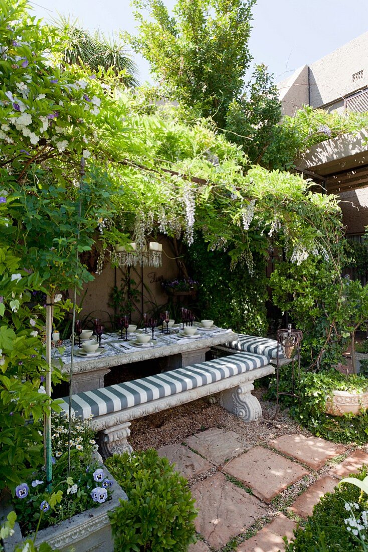 Gedeckter Tisch im Garten für Familienfest