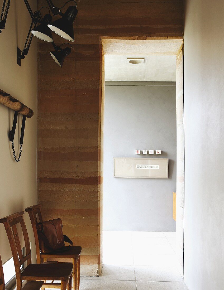 Holzstühle in der Diele eines minimalistischen Wohnhauses