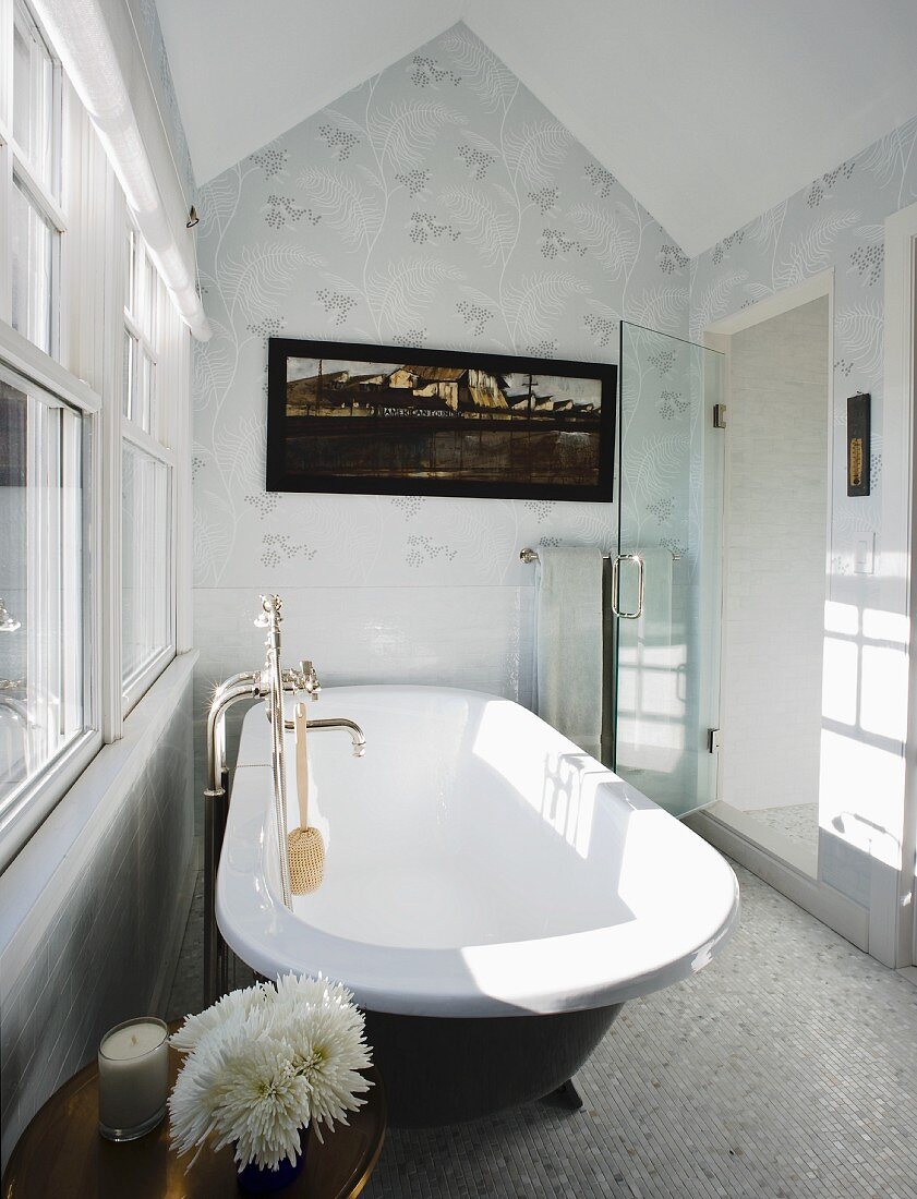 Badezimmer mit freistehender Vintage Badewanne vor Fenster im Dachgeschosses, an Wand weiss-graue Tapete