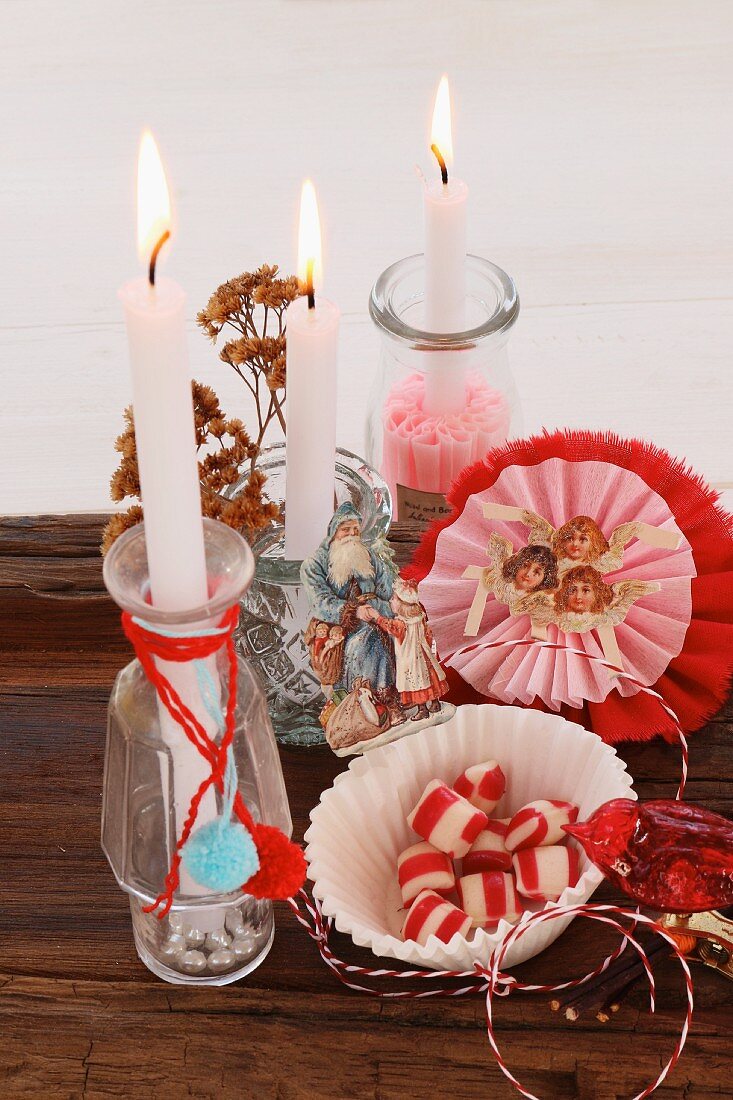 Weihnachtsdeko mit Kerzen in Vintage-Fläschchen