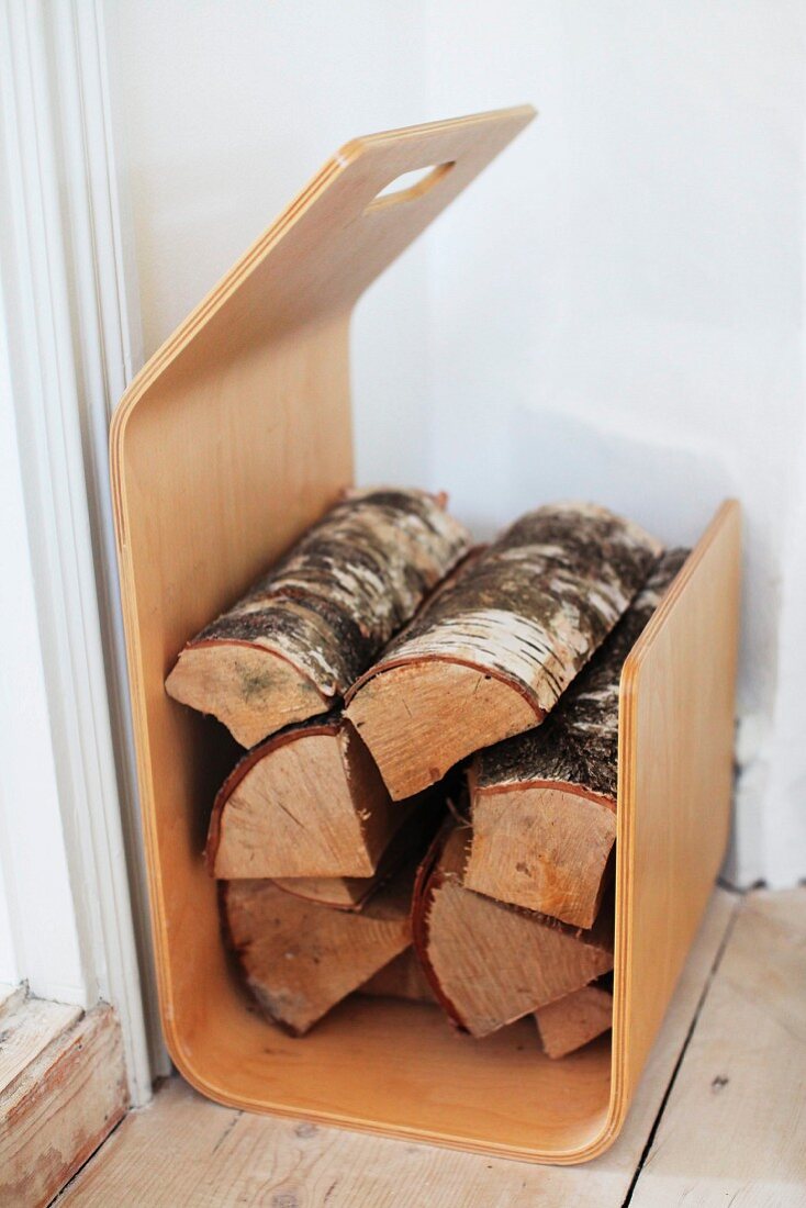 Ständer aus Schichtholz für Brennholz-Aufbewahrung