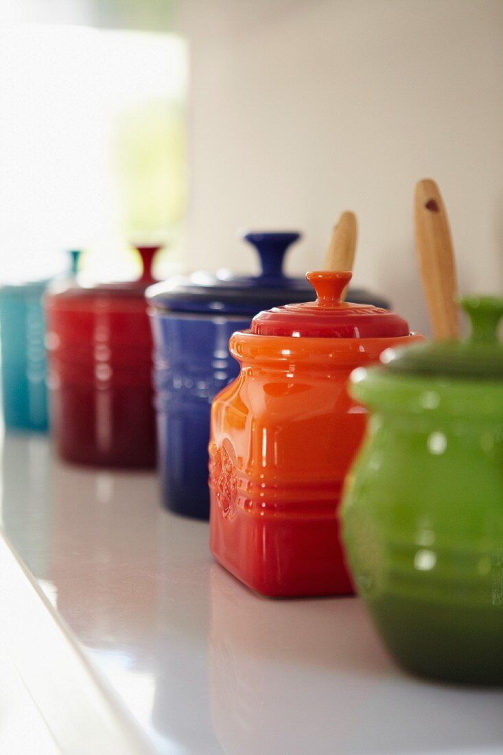 Farbige Keramik Behälter mit Deckel