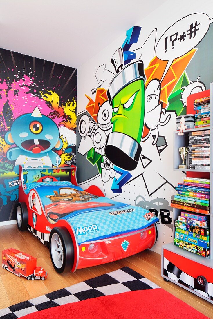 Kinderzimmer mit aufgeregter Comic-Wandgestaltung über einem als Rennwagen stilisiertem Bett