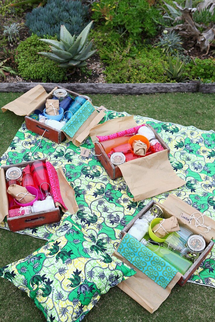 Picknick im Garten mit individuell gestalteten Holzkisten als Picknickboxen