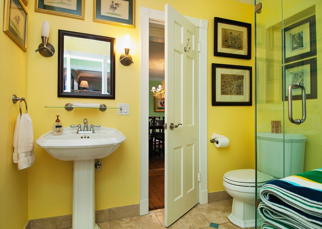 Bad mit gelben Wänden, Wandgemäldesammlung, Waschbecken & Toilette