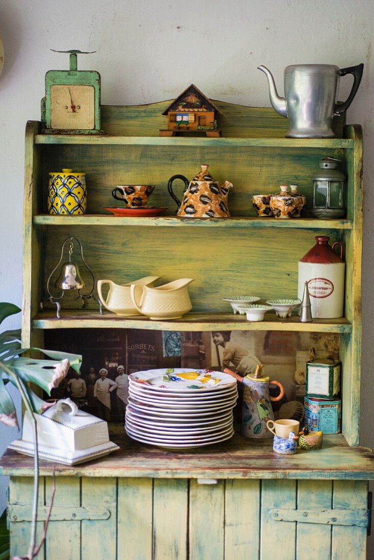 Vintage-Küchenschrank mit offenem Regalaufsatz, Geschirr und alter Küchenwaage
