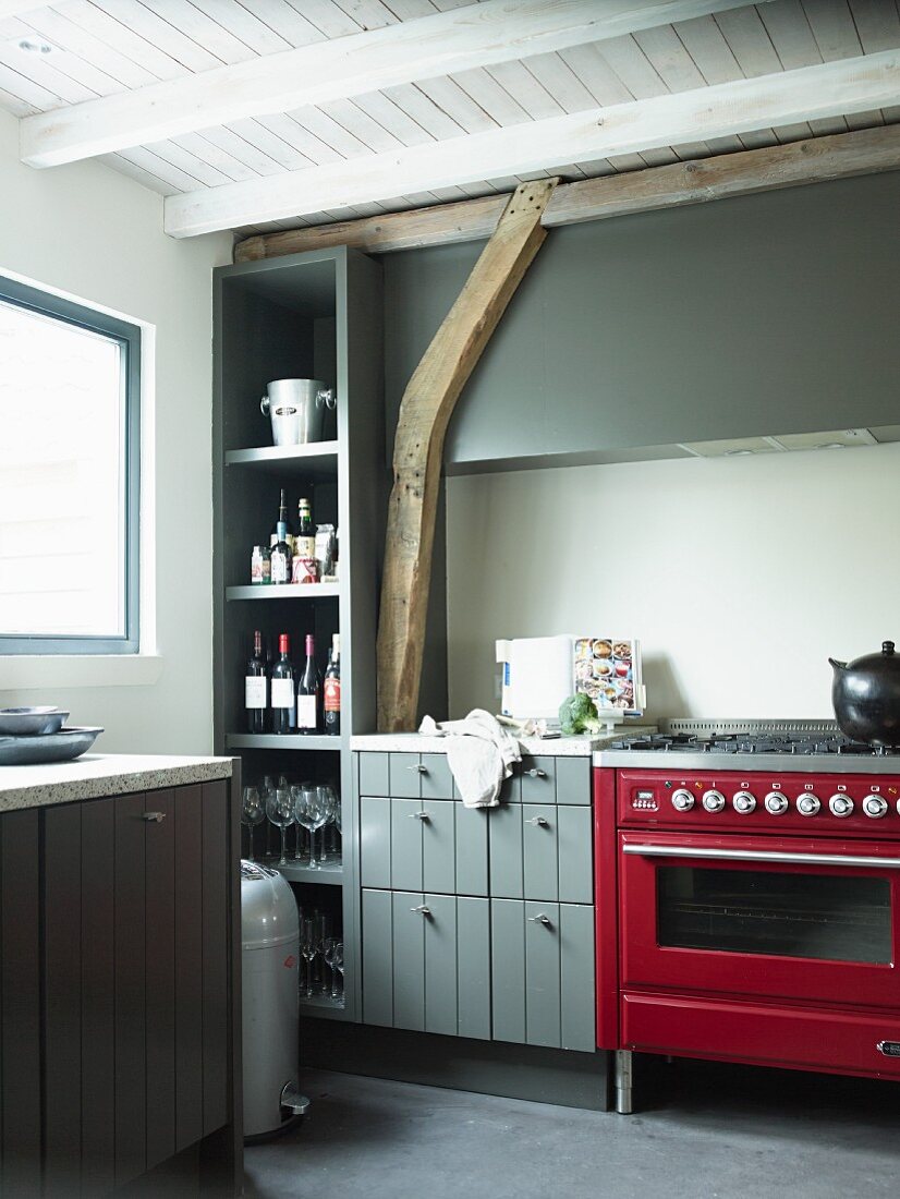 Küchenecke mit rotem Retro Gasherd und grau lackiertem Küchenschrank in ländlichem Ambiente