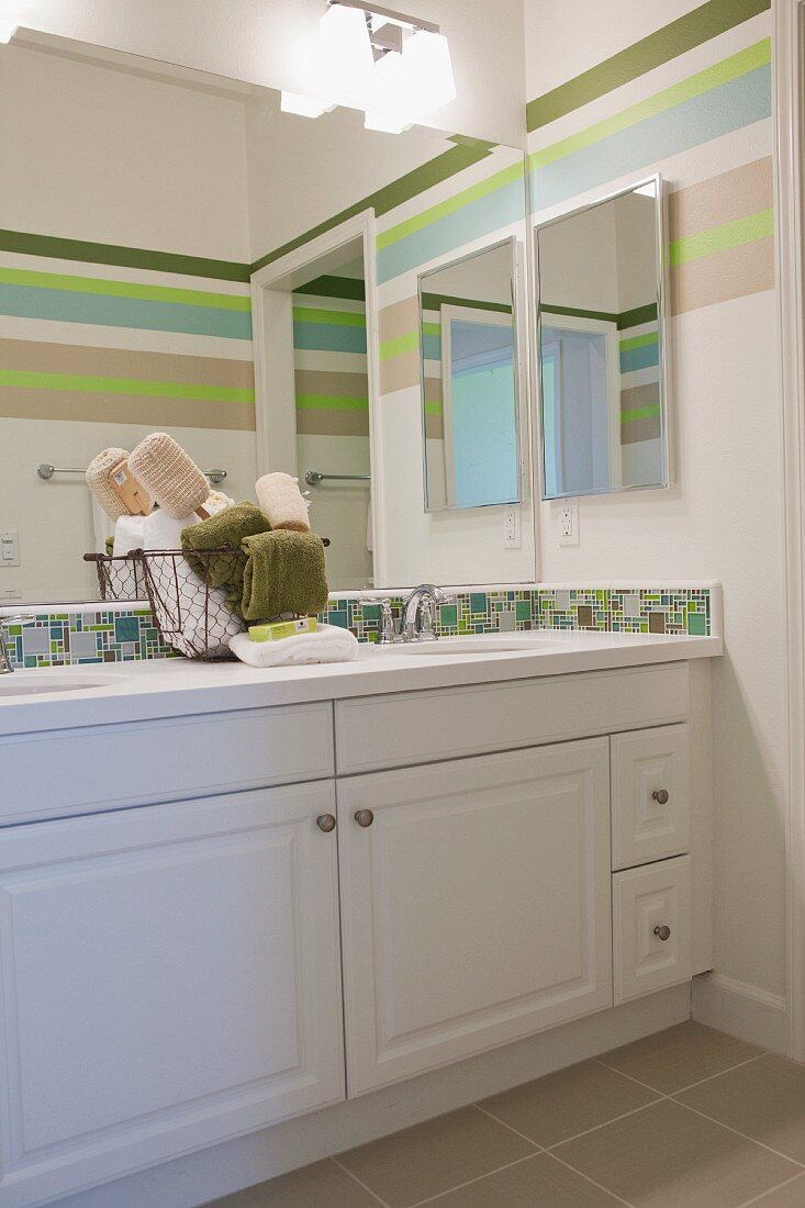 Badezimmer mit weißem Waschtisch & Spiegelfront