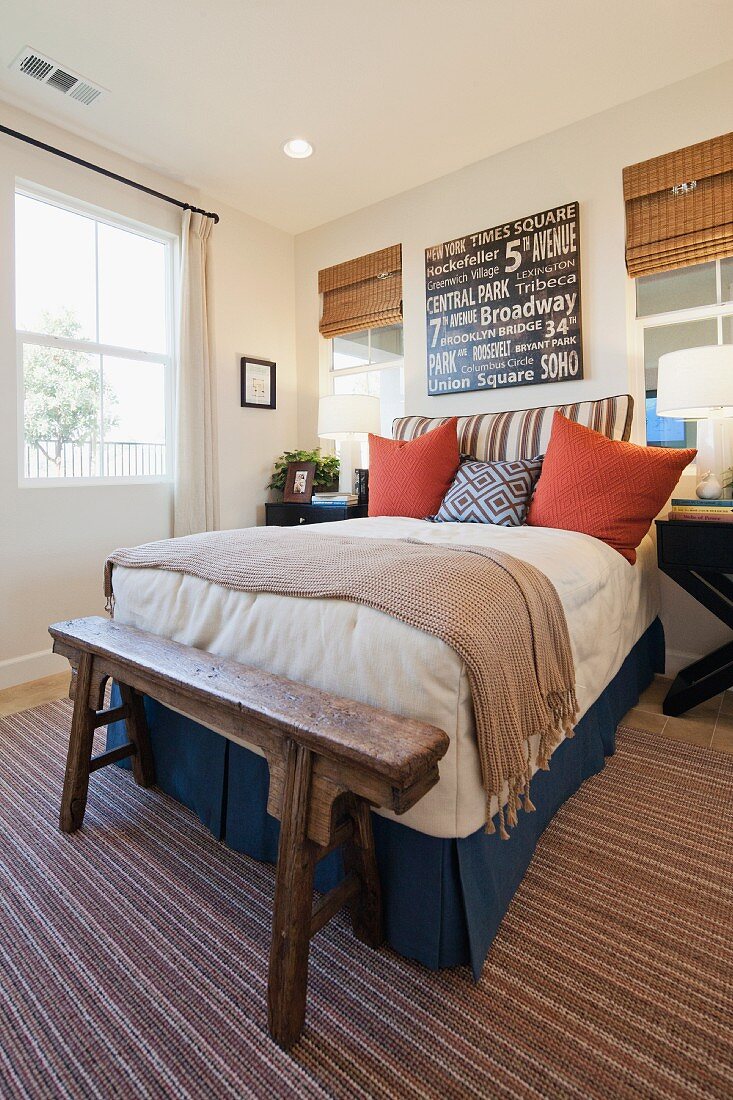 Schlafzimmer mit Doppelbett und antiker Bettbank aus Holz