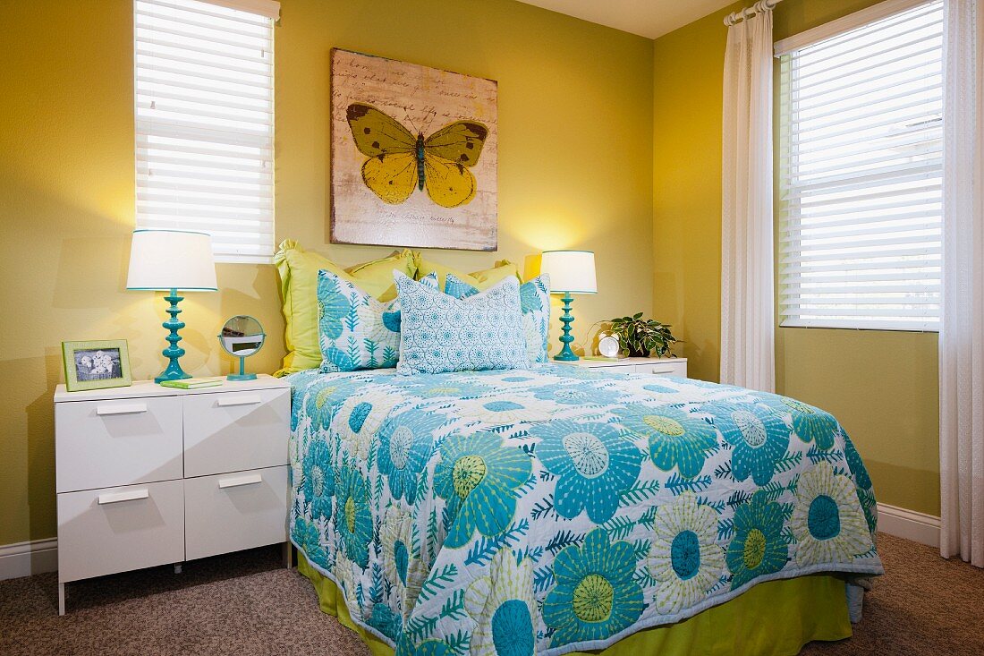 Schlafzimmer in Grün- & Blautönen mit Bett, Tagesdecke, Nachtschränkchen & Wandbild