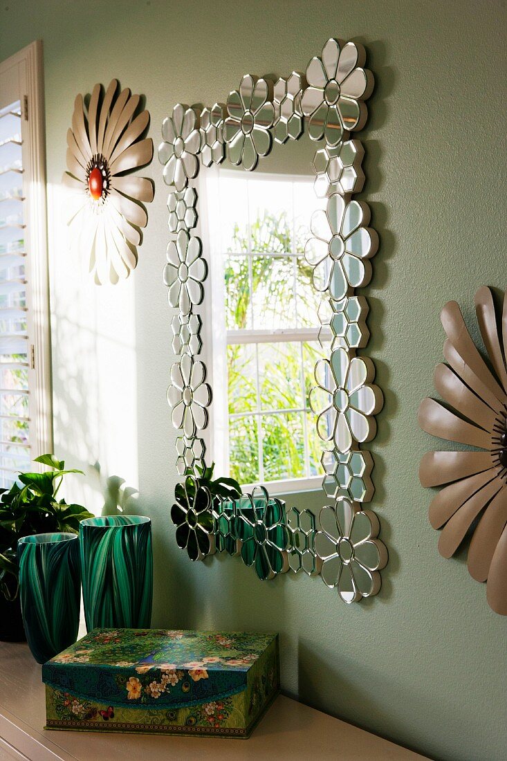 Spiegel mit Rand aus Blütenmotiven & grosse Dekoblüten als Wanddekoration