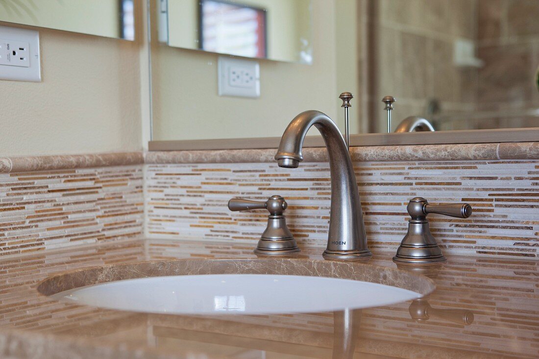 Contemporary bathroom with washbasin and mirror