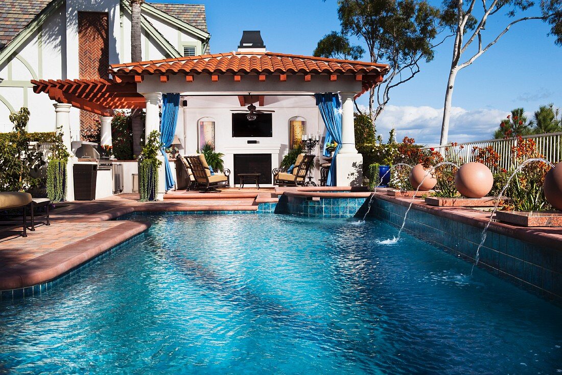 Swimming Pool eines Hotels in Laguna Niguel (Kalifornien, USA)