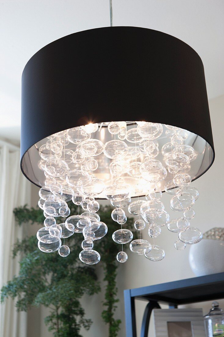 Moderne Pendelleuchte mit schwarzem Lampenschirm & Glaskristallen
