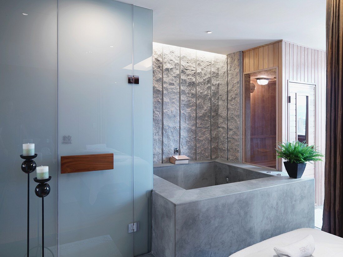 Hotelbadezimmer mit quadratischer Badewanne & Sauna
