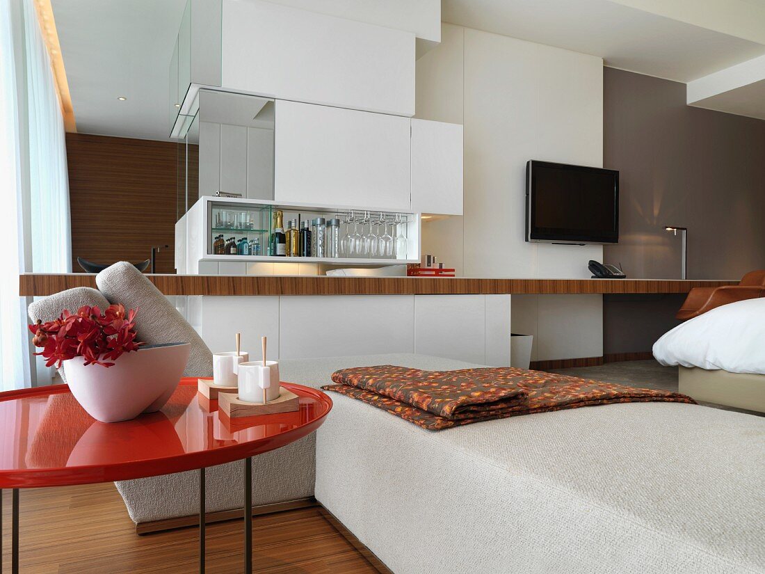 Hotelzimmer mit Chaiselongue, Beistelltisch & moderner Bartheke
