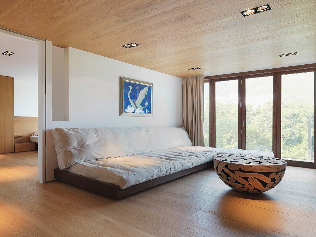 Grosszügiges Wohnzimmer mit Couch & rundem Couchtisch in zeitgenössischem Haus