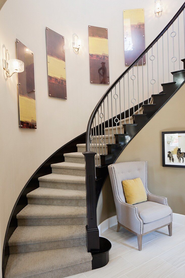 Treppenaufgang dekoriert mit Wandleuchten & abstrakten Wandbildern