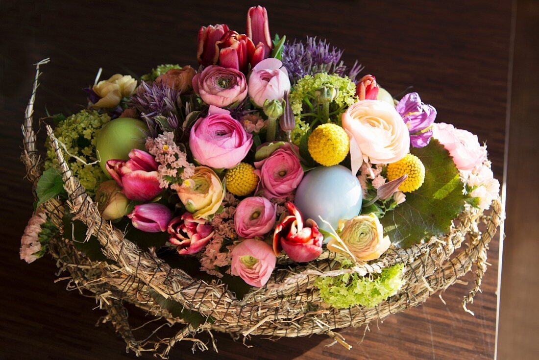 Ostergesteck im Weidenkörbchen mit Heusicheln & Frühlingsblumen