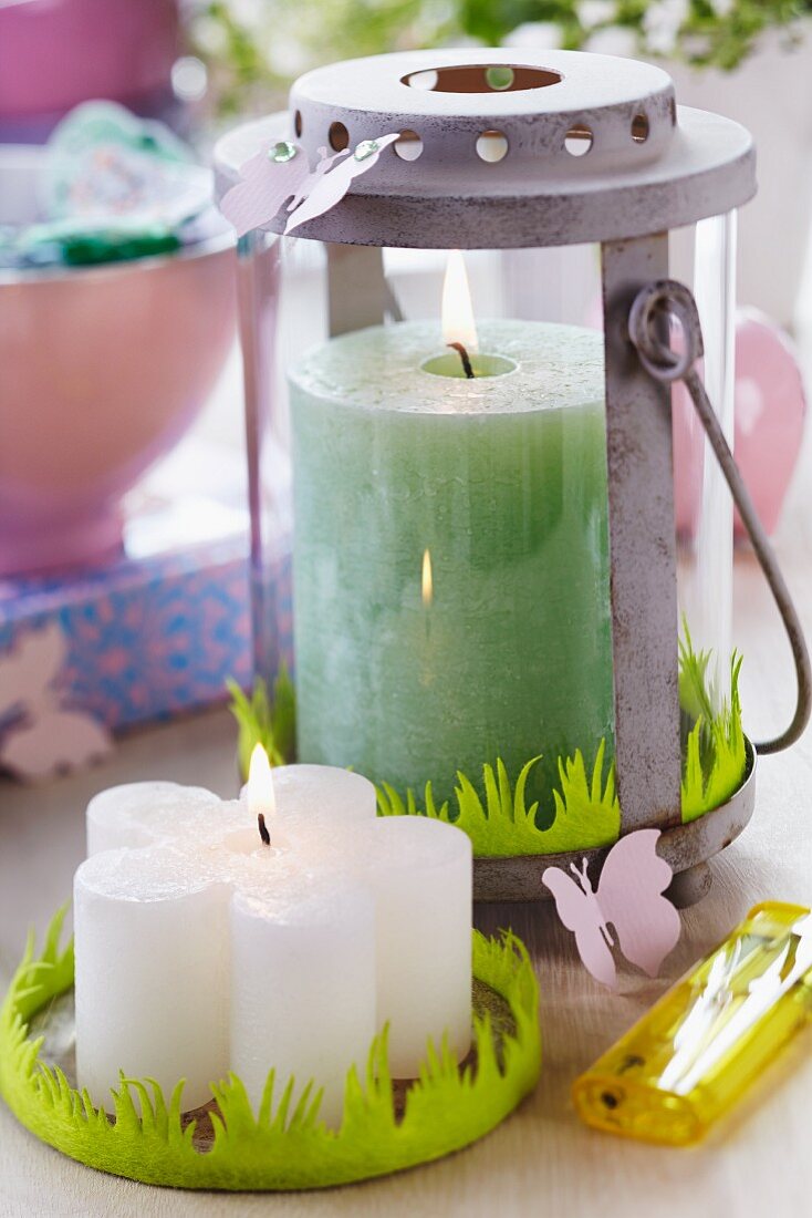 Frühlingshafte Kerzendekoration mit Kerzenhaltern aus Filz in Grasoptik