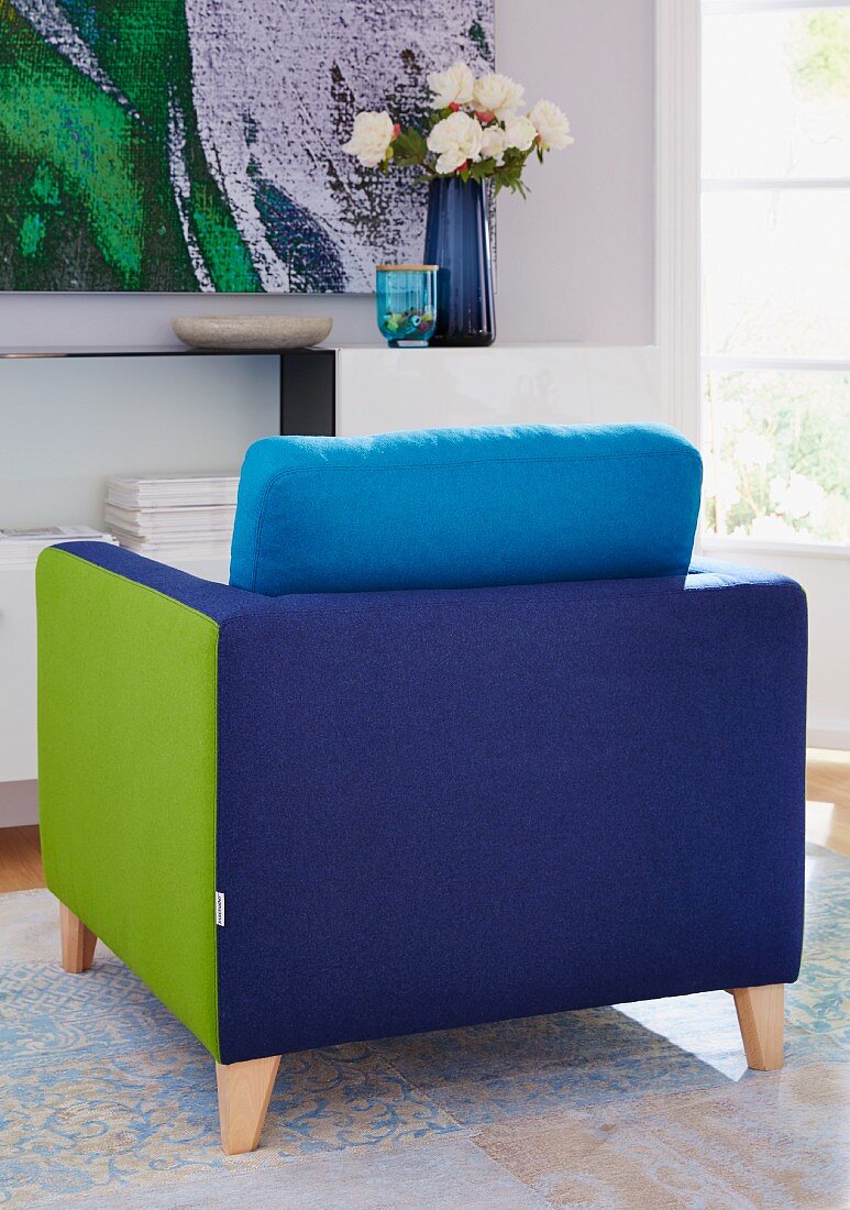 Gemütlicher Patchwork Sessel mit blau-grünen Farben auf Flächen