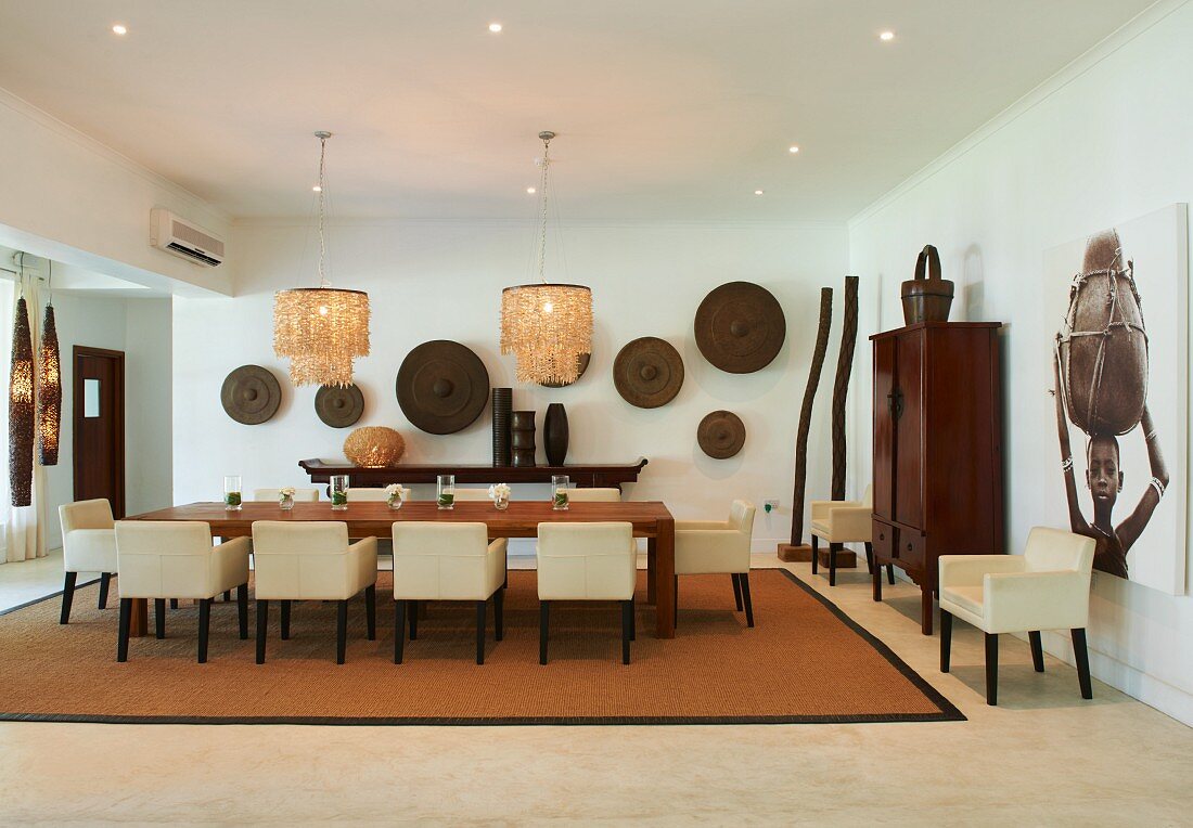 Im zeitgenössischen, afrikanischen Stil möblierter Speisesaal in Hotel in Tansania