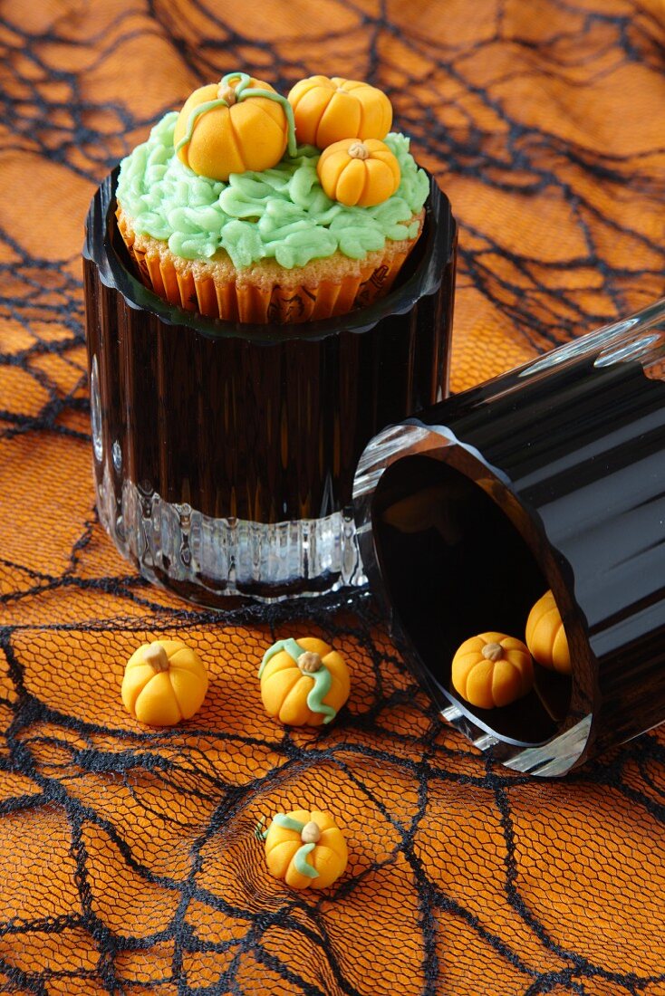 Halloween-Cupcakes verziert mit Marzipan-Kürbissen