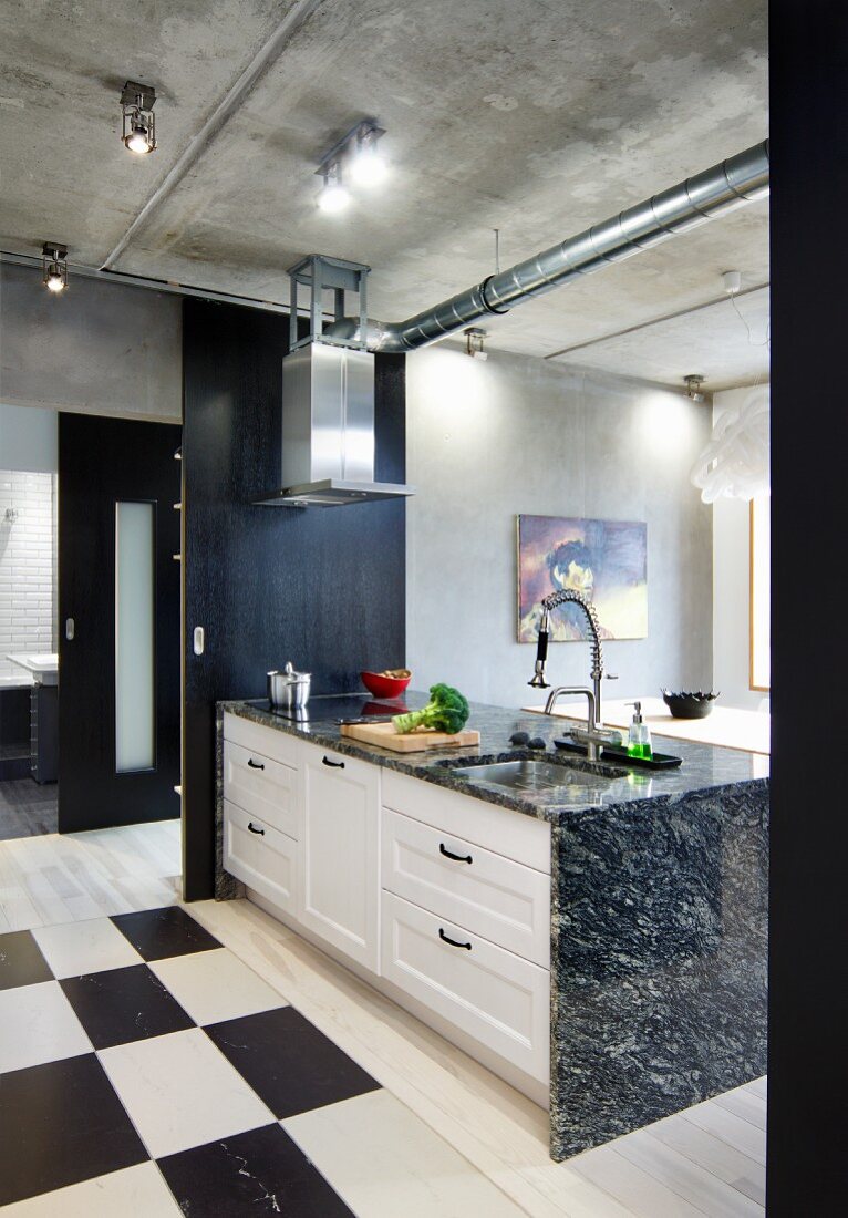 Küchentheke mit Granit-Arbeitsplatte an offener, schwarzer Schiebetür