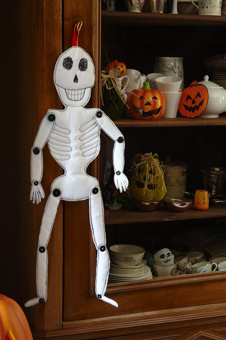 Selbstgenähtes Stoff-Skelett als Halloween Dekoration