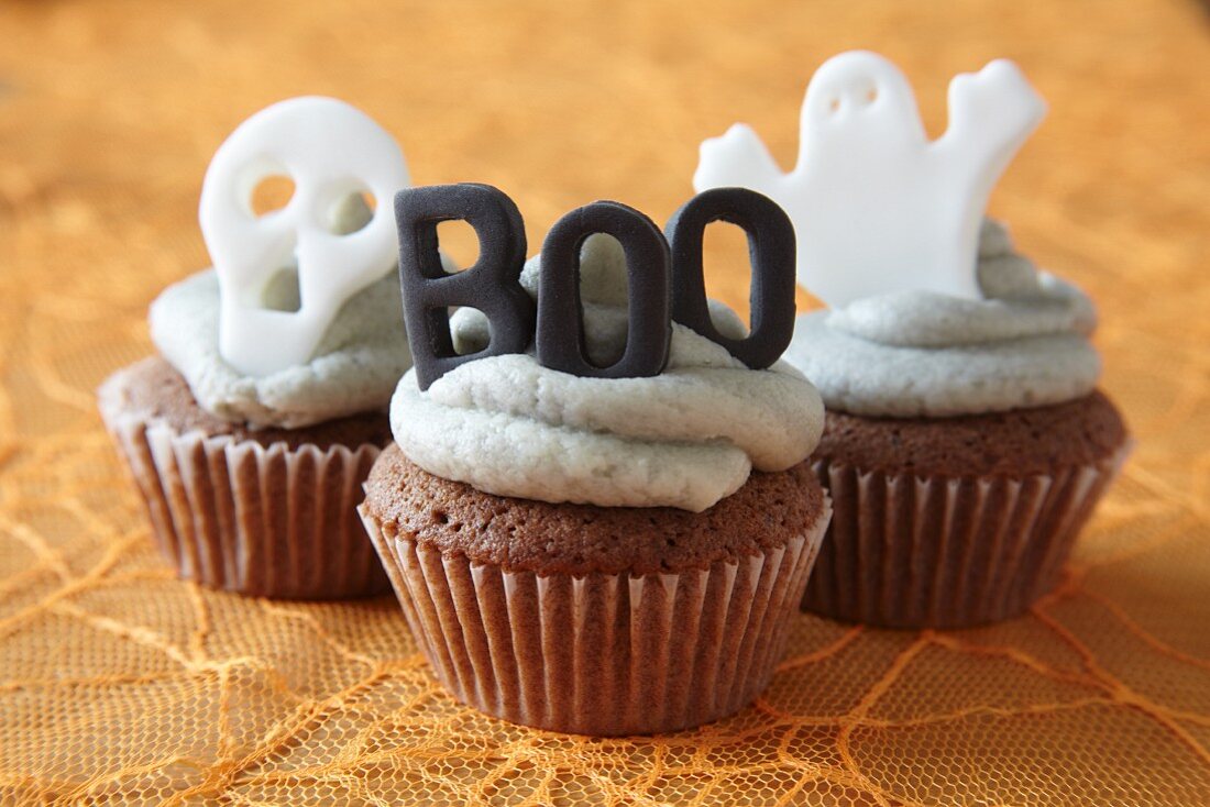 Halloween-Cupcakes verziert mit Buttercremefrosting und Gruseldeko