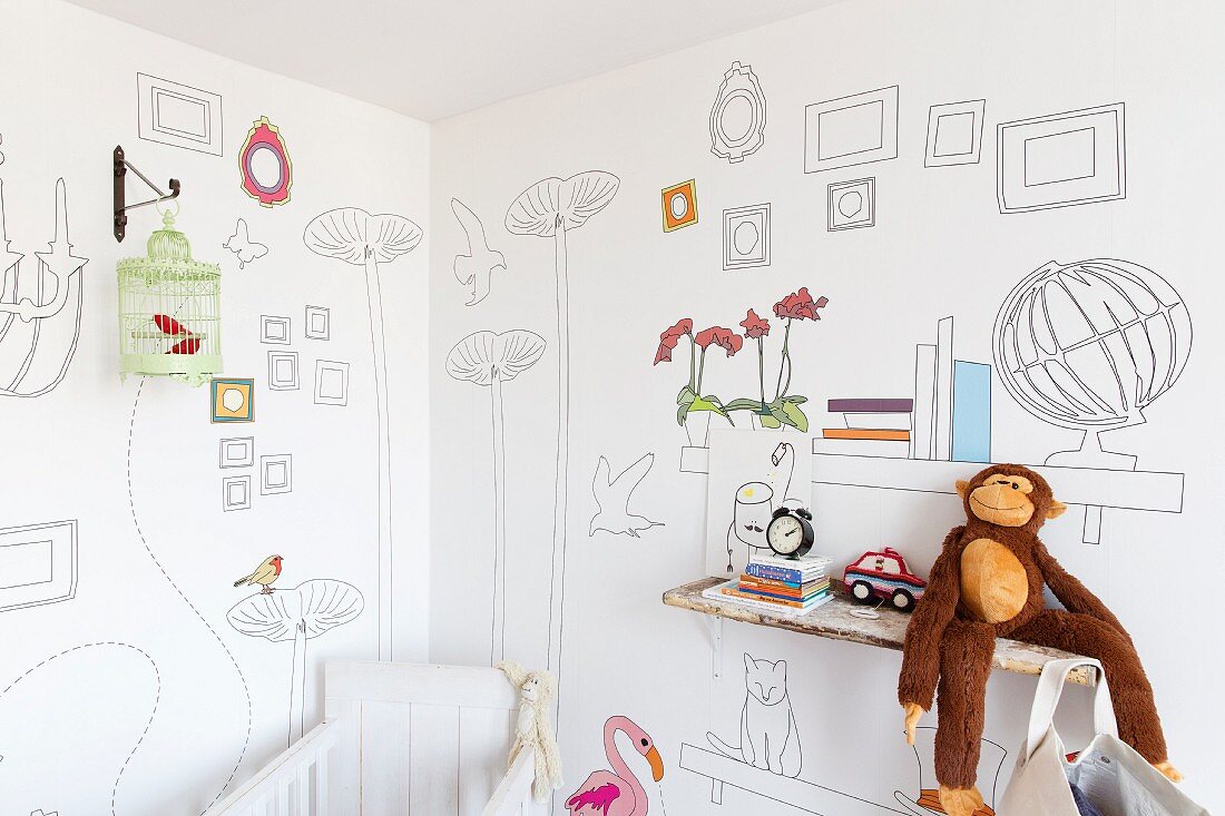 Tapete mit Zeichnungen im Kinderzimmer, auf rustikalem Holzbord Stoffaffe