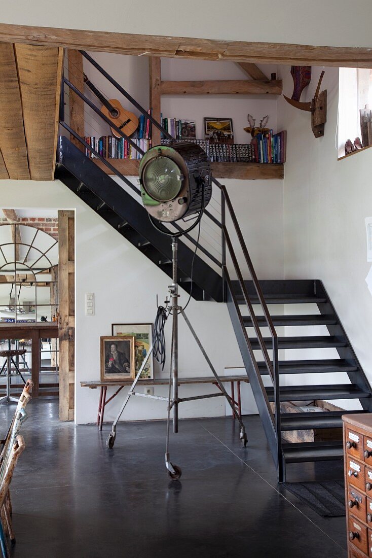 Vintage Scheinwerfer Stehleuchte auf Rollen vor Stahl-Treppe in renoviertem Künstler-Fachwerkhaus