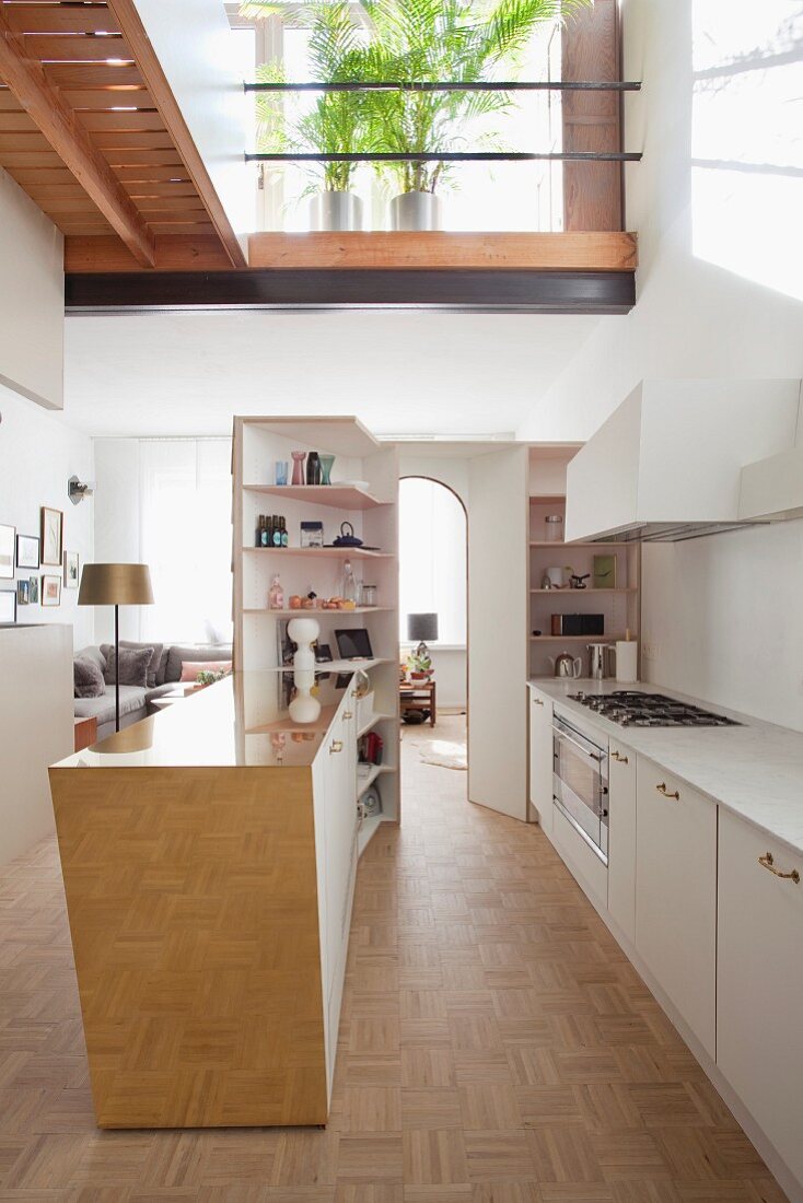 weiße Designerküche mit Messing Küchentheke und Galerie