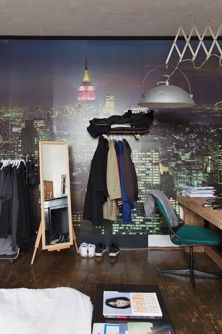 Jugendzimmer mit Schreibtisch, Kleiderständer und an Wand Fototapete mit Stadtmotiv