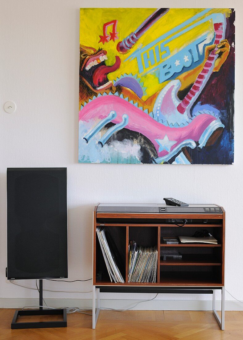 Moderne Malerei über Retro Hifi-Regal mit Schallplatten