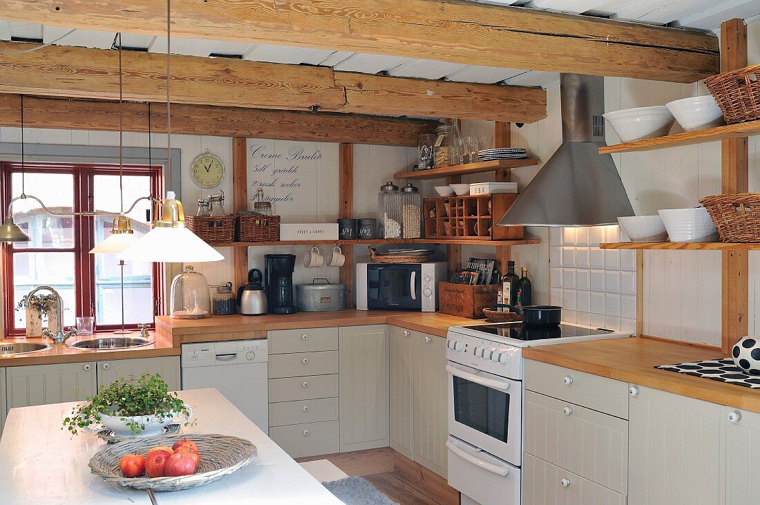 Skandinavische Landhausküche mit Holz-Küchenarbeitsplatte, Wandboards und rustikaler Holzbalkendecke mit Vintage Flair
