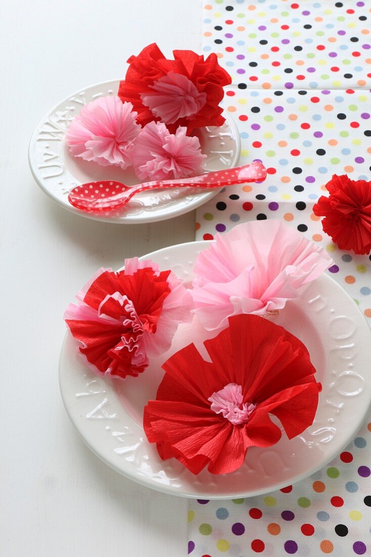 Papierblumen als Tischdekoration für eine Geburtstagsparty