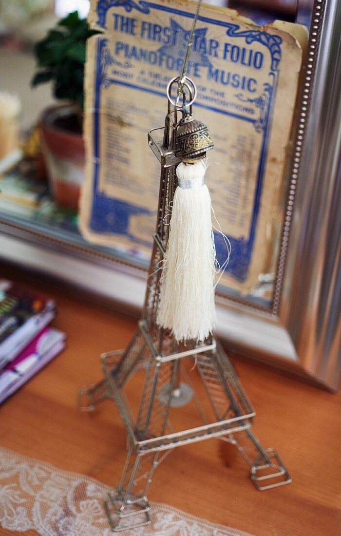 Miniatur Eiffelturm mit Deko Kordel