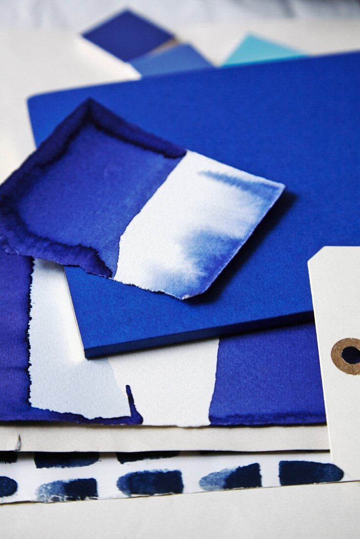 Indigo-dyed papers